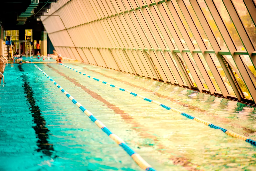 新泰成人混凝土钢结构游泳池项目